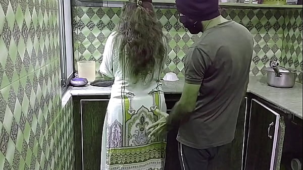 Bhabhi Tersepak Di Dapur Sambil Sibuk Masak, Suara Erang Hindi Menggoda