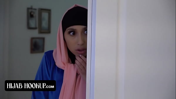 Gadis Muslimah Berhijab Dengan Pantat Sempurna Penasaran, Dihajar Vagina Ketatnya Oleh Instruktur Yang Bergairah