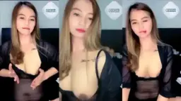 Cewek Pirang Seksi Pamer Payudara Montok