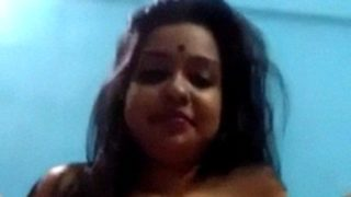 Gadis India Manis Pamer Pantat Sambil Jari-jari Memek Basah