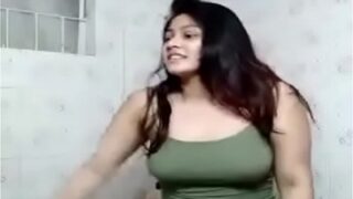 Video Panas Gadis Montok India Pamer Tubuh Telanjang Basah Kuyup