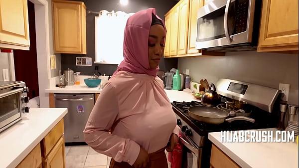 Lily Starfire, Si Hitam Manis Berhijab Yang Jago Naik-naikan