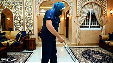 Pelayan Rumah Tangga Indonesia Jilbab Disuruh Ngentot Mulut Sama Bos, Lalu Telan Sperma.
