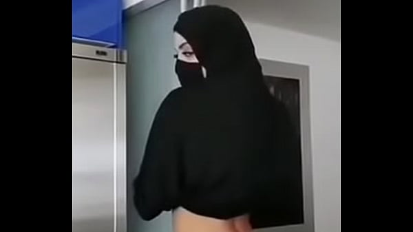 Tarian Menggoda Dari Gadis Berhijab Dengan Payudara Montok