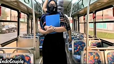Istri Muslim Pulang Kuliah Naik Bus Sendirian, Langsung Digaruk Orang Asing Di Atas Hijabnya