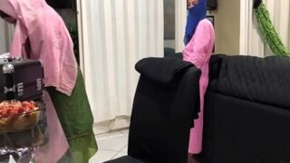 Gede-gede, Si Om Colmek Di Depan Anak Tiri Jilbabannya.
