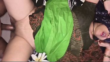 Kakak Tiri Desi Digenjot Habis-habisan Sama Adik Tiri Pas Lagi Berdua Di Rumah, Film Penuh Dengan Suara Hindi Yang Bikin Makin Panas.