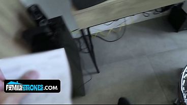 Gadis Latin Muda Menggoda Ayah Tirinya Dengan Tubuh Mulus Dan Menggairahkan