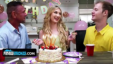 Anak Tiri Mungil Bertetek Alami, Daisy Lavoy, Menggoda Dan Naik Ke Atas Bokap Tirinya.