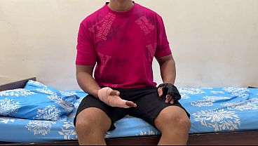 Ibu Tiri Bantu Anak Tiri Yang Luka Mandi, Malah Godain Dia. Akhirnya Berujung Ngewe, Isep Kontol Dulu Baru Digenjot Keras.