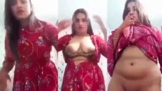 Cewek Seksi Goyang-goyang Sambil Buka-bukaan, Pamer Tetek Dan Bokong Buat Bikin Pacar Makin Bernafsu.