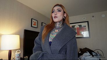 Gak Mau Jalan-jalan, Si Cewek Asia Tatoan Lidah Belah Malah Ngajak Stepbro-nya Kencan Di Ranjang.
