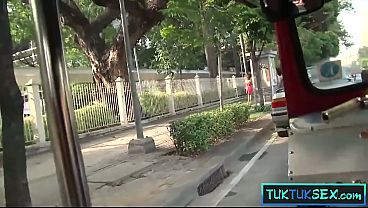 Bule Ngejempt Cewek Lokal Di Tuk-tuk, Langsung Naik Kontol Gede.