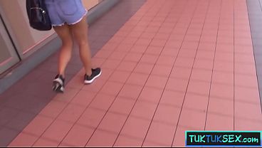 Cewek Amatir Thailand Digebet Di Tuk Tuk, Langsung Dibawa Ke Hotel Buat Ngewe.