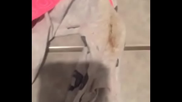 Tubuhnya Basah Kuyup, Desahan Kecil Keluar Dari Bibirnya Yang Ranum