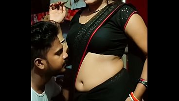Desi Bhabhi Saree Navel Panas, Siap Digoyang
