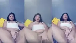 Cewek Cantik Lagi Mainin Diri Sendiri Di Rumah, Nafas Tersengal-sengal Sambil Nahan Desahan.