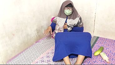 Cewek Hijab Indonesia Lagi Mainin Memek Sambil Ngeloyor