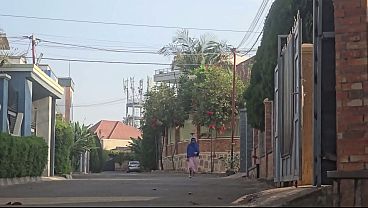Astaga, Ibu Arab Lagi Colmek Di Luar Rumah Dekat Jalan, Bikin Malu Semua Orang.